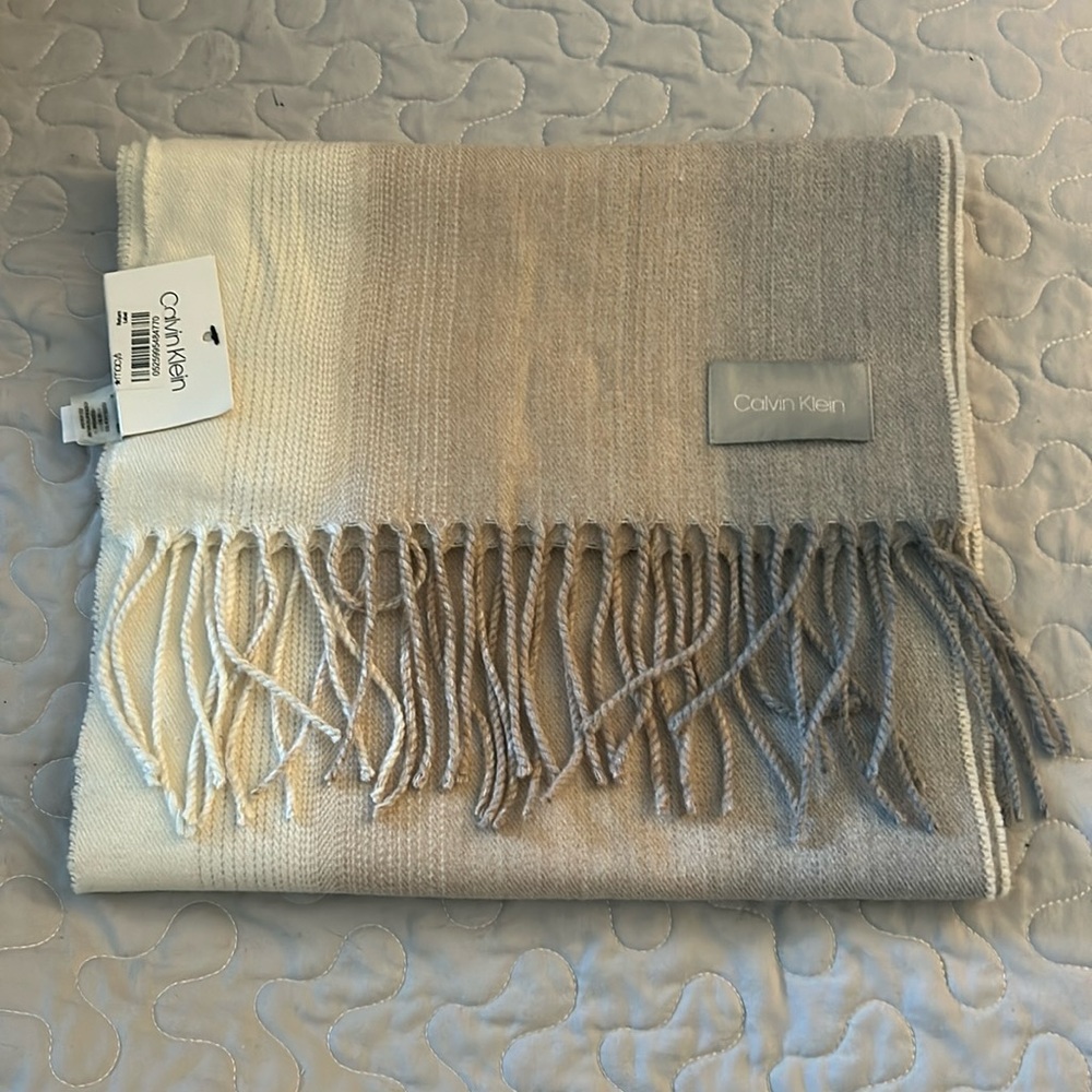Beautiful NEW WITH TAGS Calvin Klein Scarf